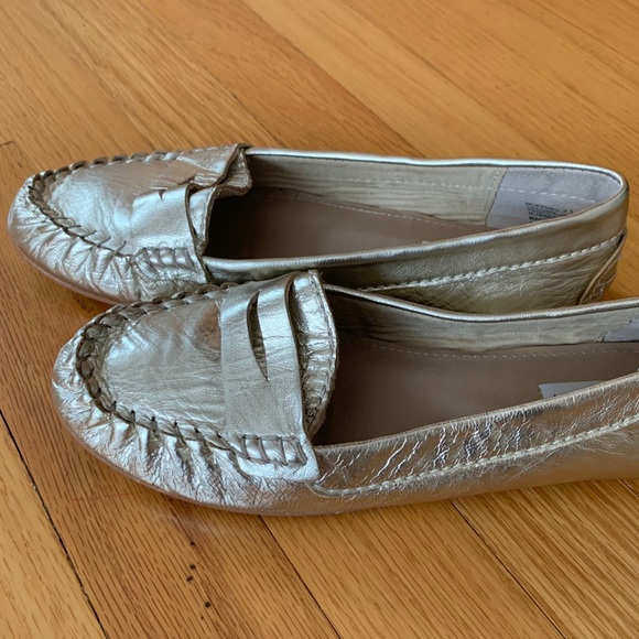 LIKE NEW Gold soft leather SteveMadden flats sz7.5 - Picture 1 of 7